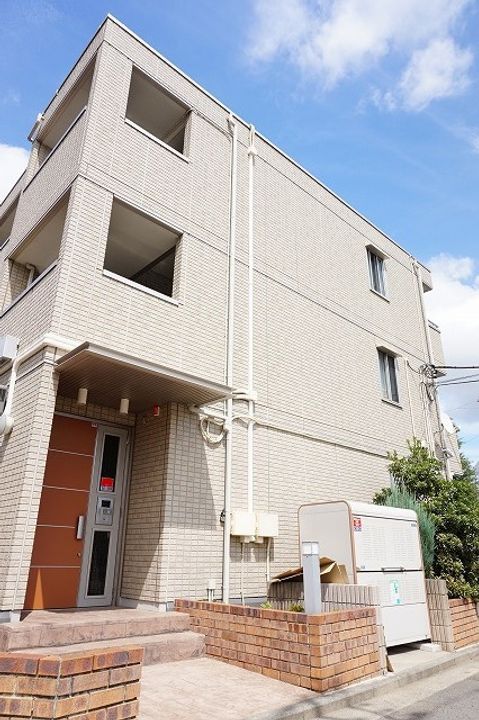 サニーフラット三ツ沢303の外観