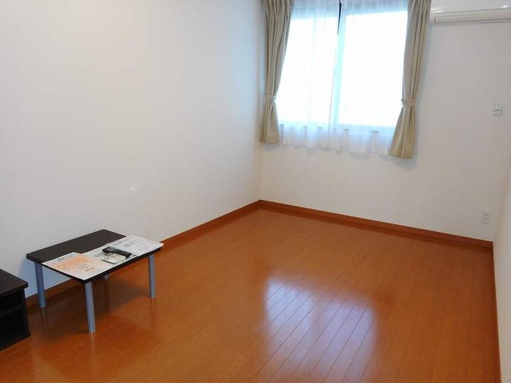 レオパレスあづま坂の居間