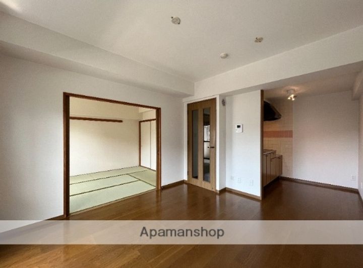 第三幸喜ビルの居間