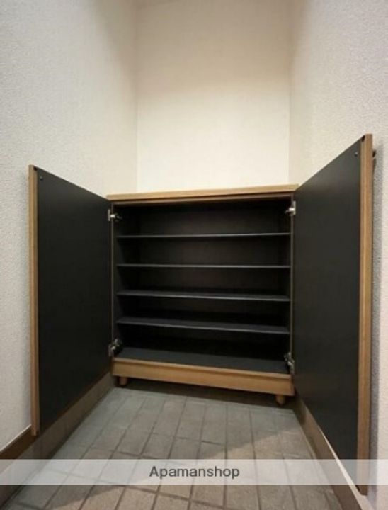 第三幸喜ビルの玄関