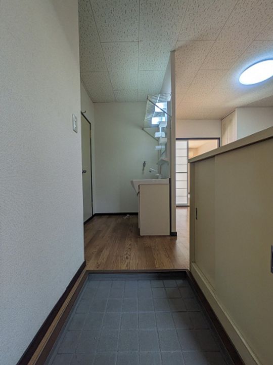 神奈川県川崎市川崎区小田1丁目の賃貸アパートの玄関