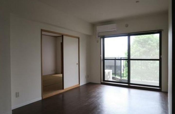 神奈川県横浜市神奈川区中丸の賃貸マンションの居間