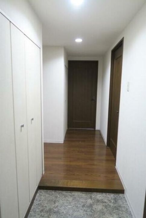 神奈川県横浜市神奈川区中丸の賃貸マンションの玄関