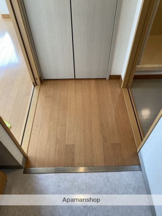 神奈川県小田原市下新田の賃貸マンションの玄関