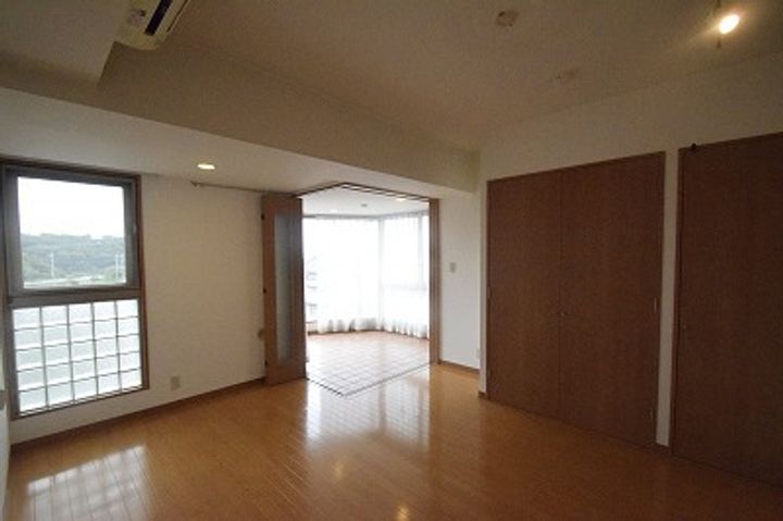 神奈川県伊勢原市上粕屋の賃貸マンションの居間
