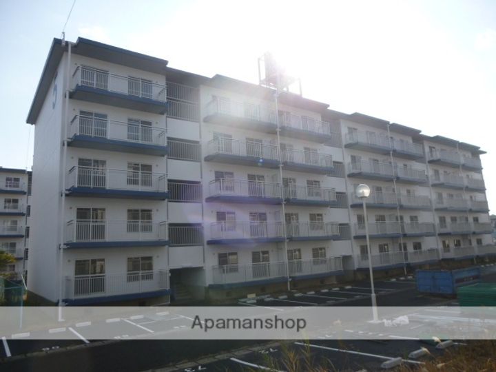 テレパレス伊勢原 5号棟の外観