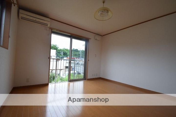 神奈川県南足柄市壗下の賃貸アパートの居間