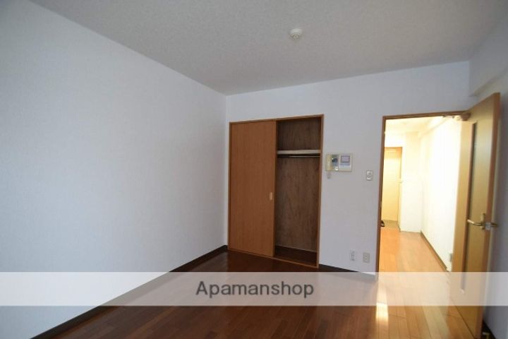 神奈川県小田原市栄町1丁目の賃貸マンションの居間