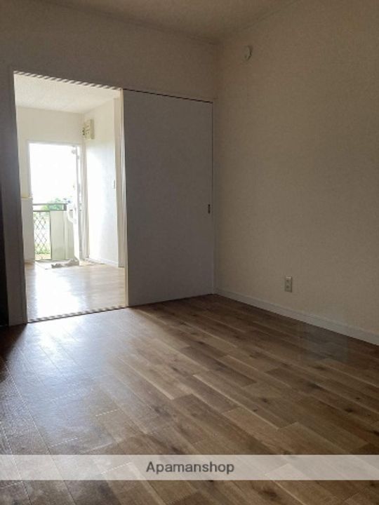 神奈川県伊勢原市池端の賃貸アパートの居間