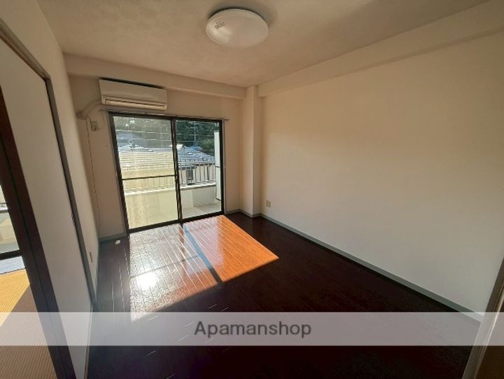 神奈川県藤沢市本町1丁目の賃貸マンションの居間