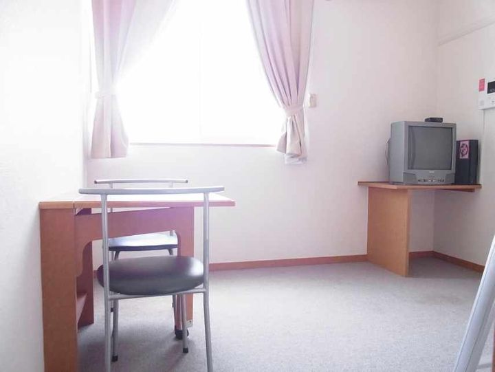 レオパレスCOSMOSの居間