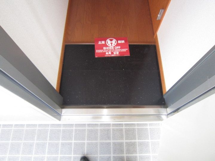 レオパレスプルメリア21210の玄関