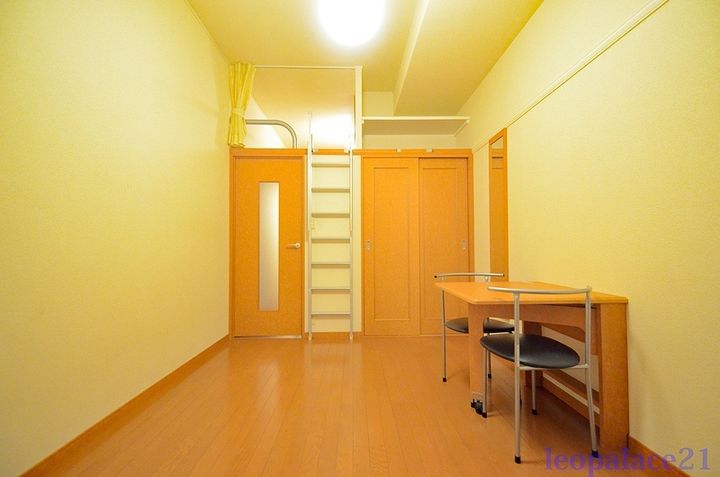 レオパレス常楽の居間