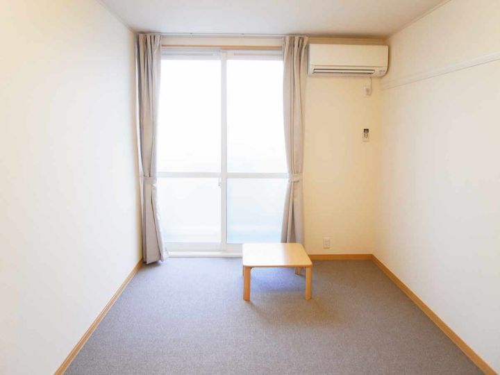 レオパレス代官町の居間