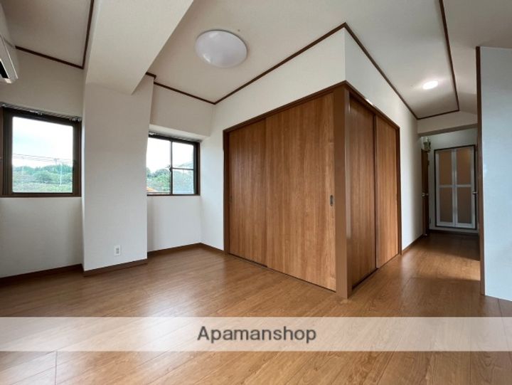 アクセス善行の居間