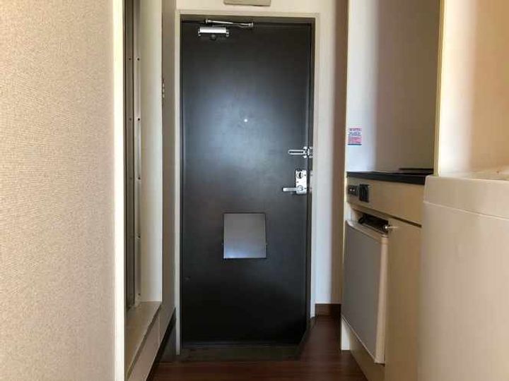 レオパレスアーネストの玄関