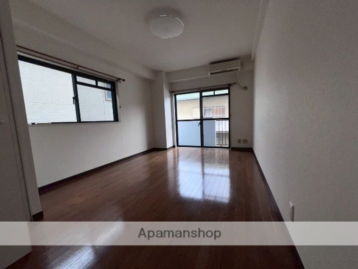 南林間IMビルの内装