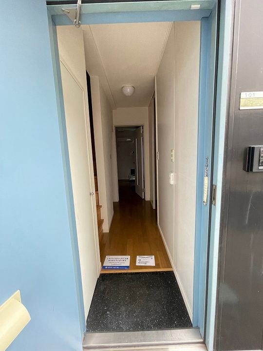 レオパレス雪月花の玄関