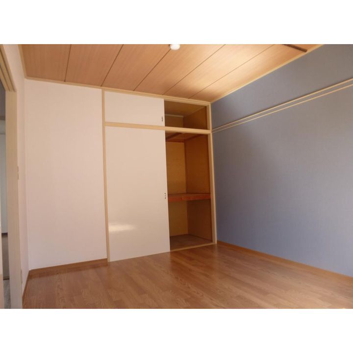 ルミエール泉A103号室の居間