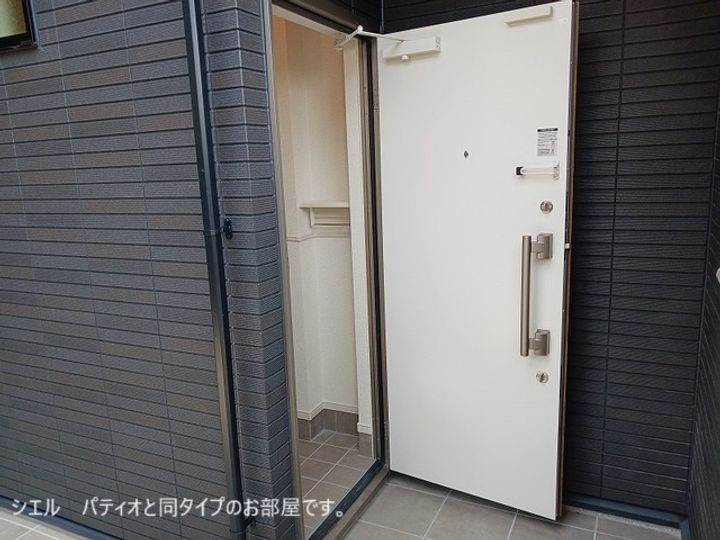 ひだまりガーデンテラスⅠの玄関