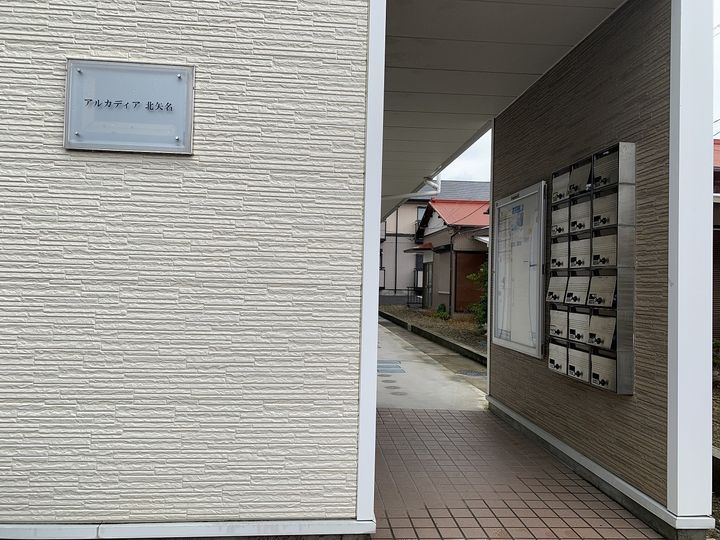レオパレスアルカディア北矢名の玄関