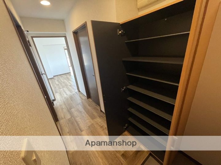 ウィスタリアⅡの玄関