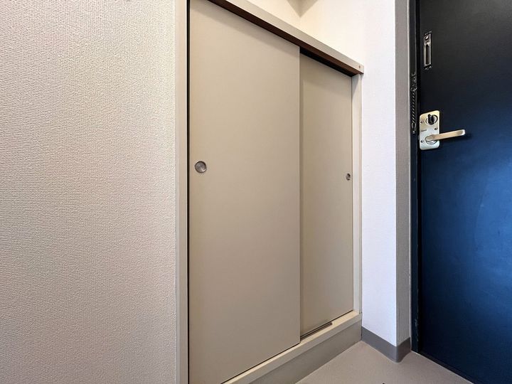 第三丸正ビル306の玄関