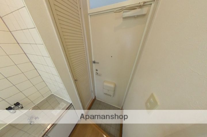 クレセント紫竹山の玄関