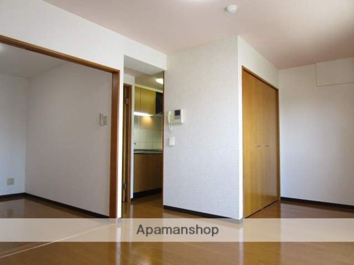 レジュイール東中通の居間