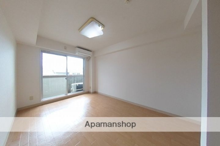 ワンノール堀之内215の居間