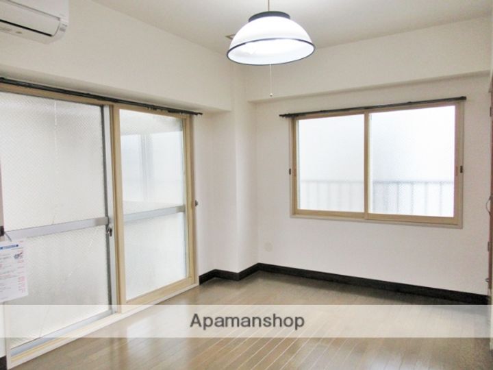 小善ビル205の居間