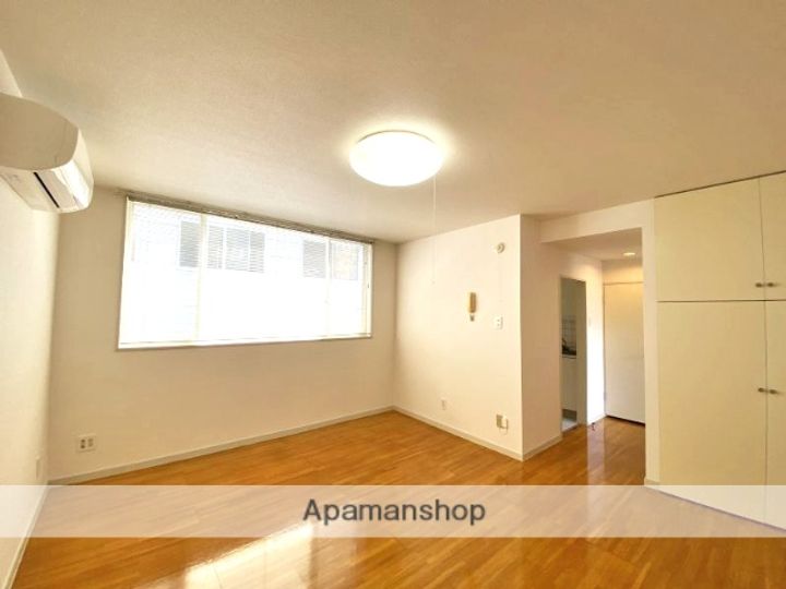 プールサイドの居間