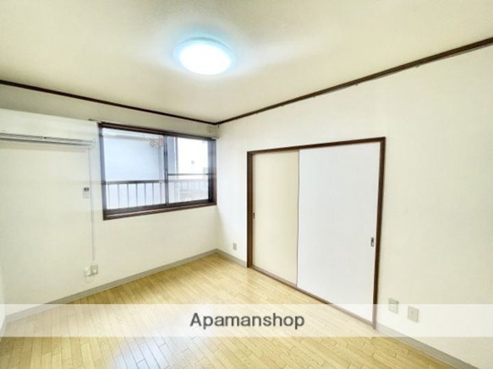 光ハイツの居間