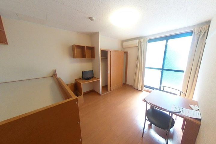 レオパレスプランドール 長岡201の居間