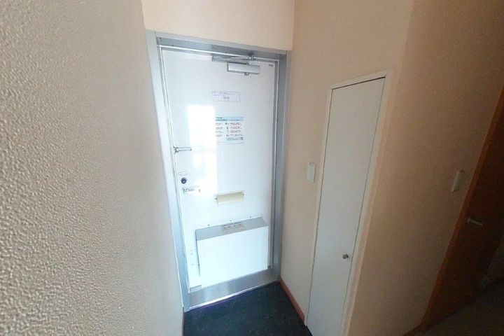レオパレスプランドール 長岡の玄関