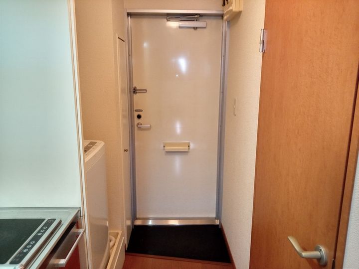 レオパレスルシファー106の玄関