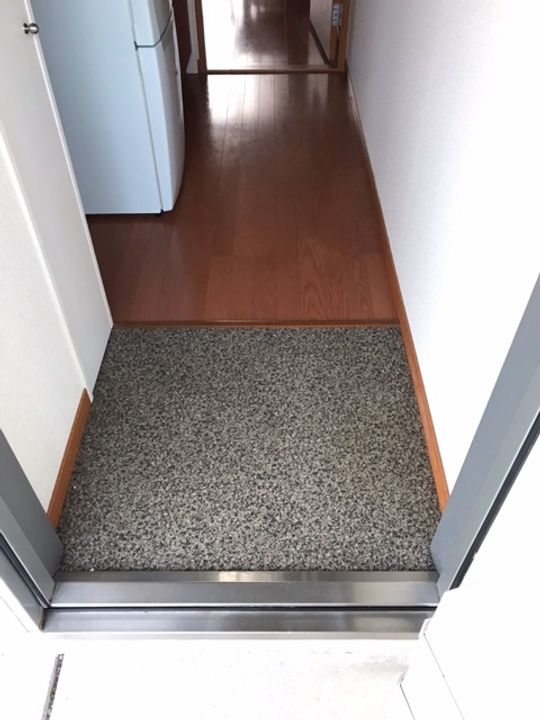 レオパレスMの玄関