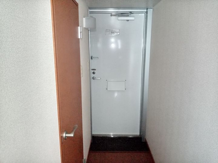 レオパレスセーヌの玄関