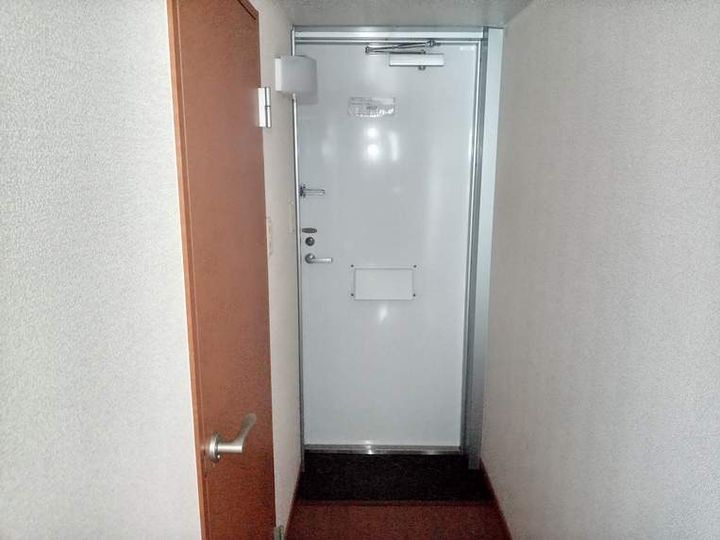 レオパレスセーヌの玄関