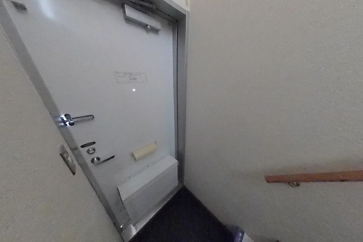 レオパレスCHERRYGATEの玄関