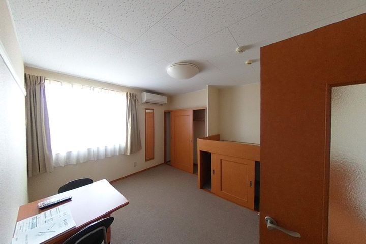 レオパレスCHERRYGATE203の居間
