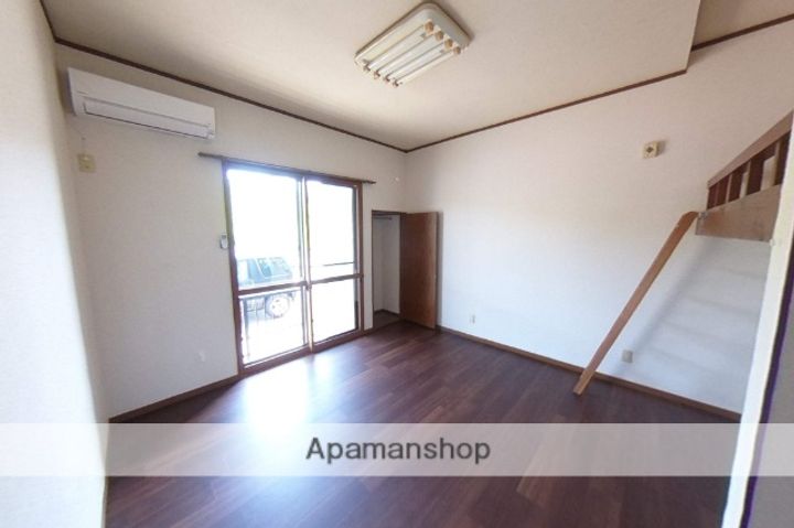 グランペール下山103の居間