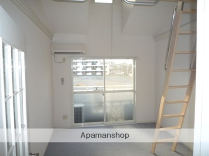 富山県富山市西長江本町の賃貸アパートの居間