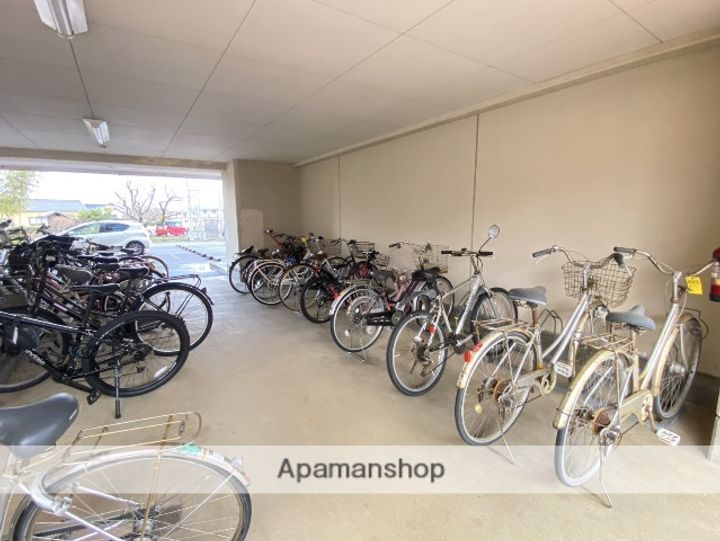 富山県富山市山室の賃貸マンションの外観