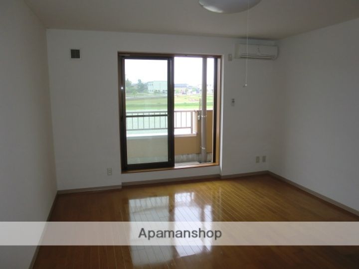 富山県富山市婦中町砂子田の賃貸マンションの居間