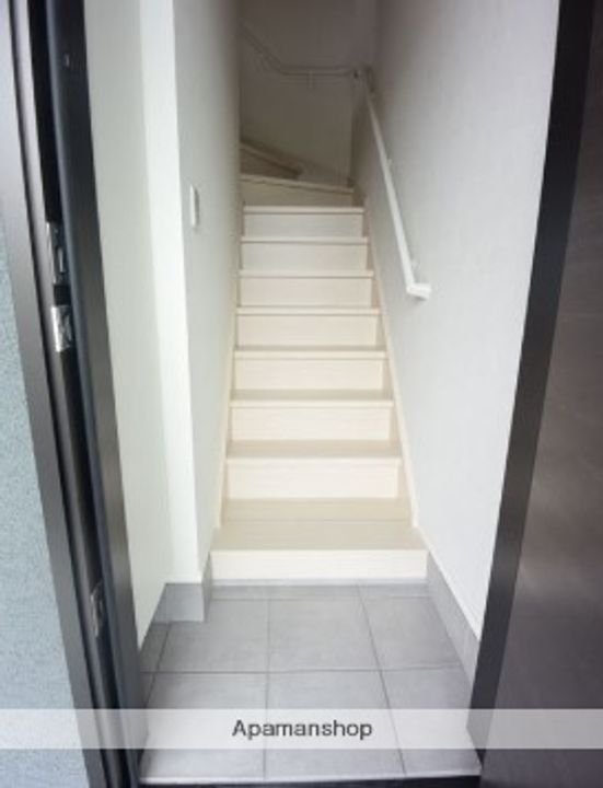 インテグラル・ノアールA棟の玄関