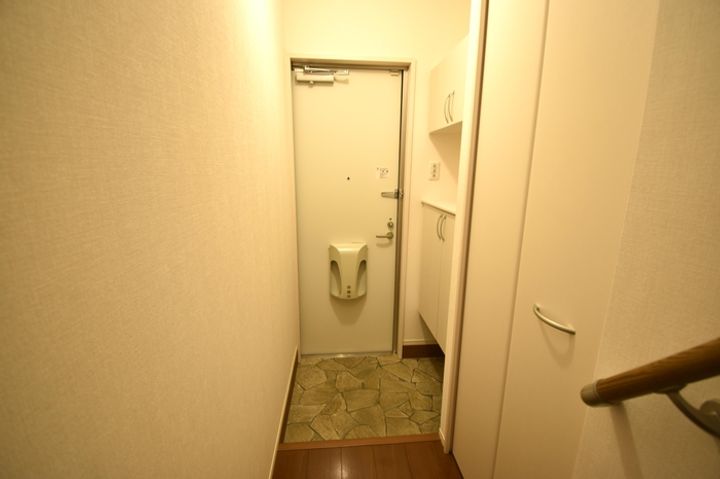 DーROOM青島の玄関
