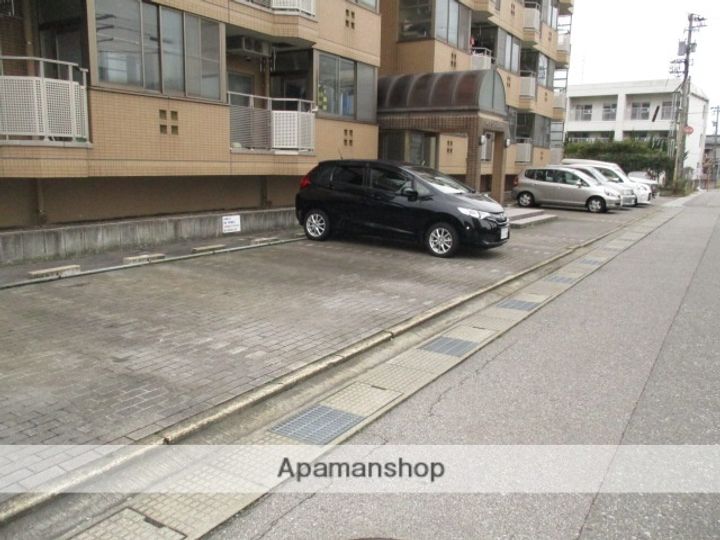 富山県富山市新根塚町1丁目の賃貸マンションの外観