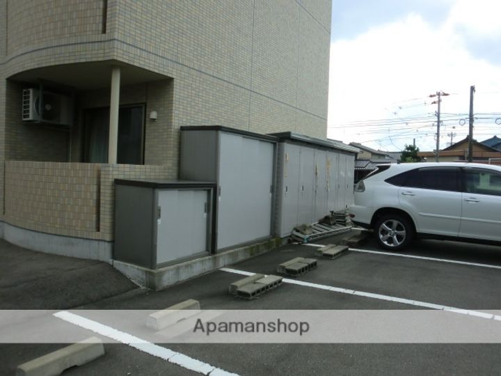 富山県富山市西長江1丁目の賃貸マンションの外観
