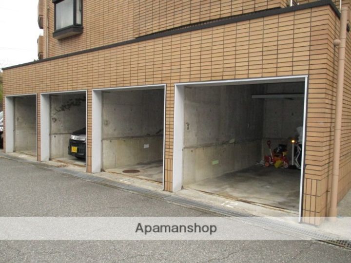 富山県富山市大泉東町2丁目の賃貸マンションの外観